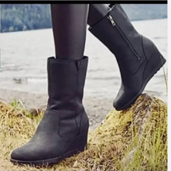 Ugg Australia Joely Leather Wedge Boot Size 6/37 Black Waterproof Shearling - Picture 1 of 9